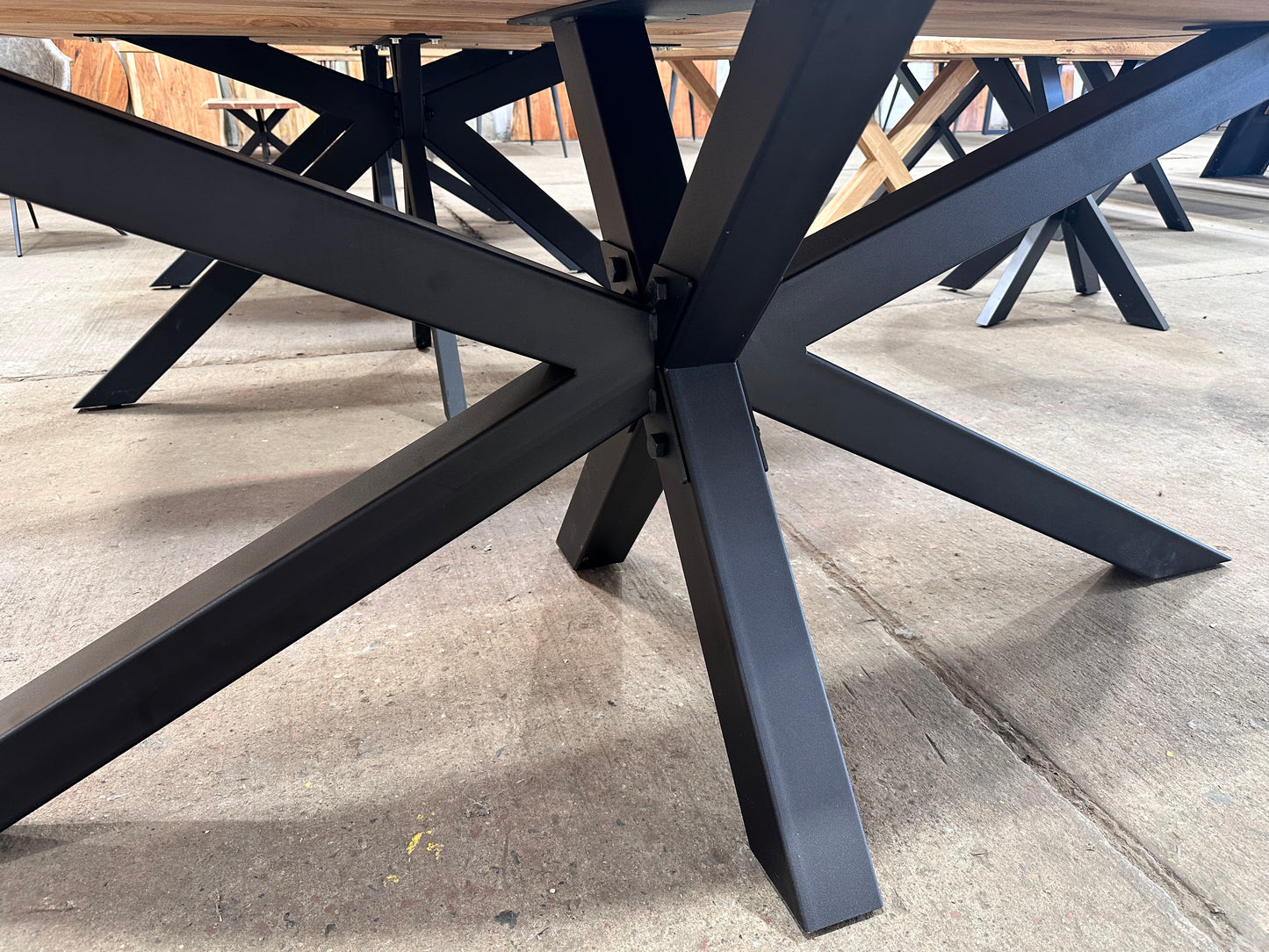 Halbovaler Tisch aus massiver Eiche, geölt, mit Schweizer Kante 240 cm lang inkl Spider Gestell