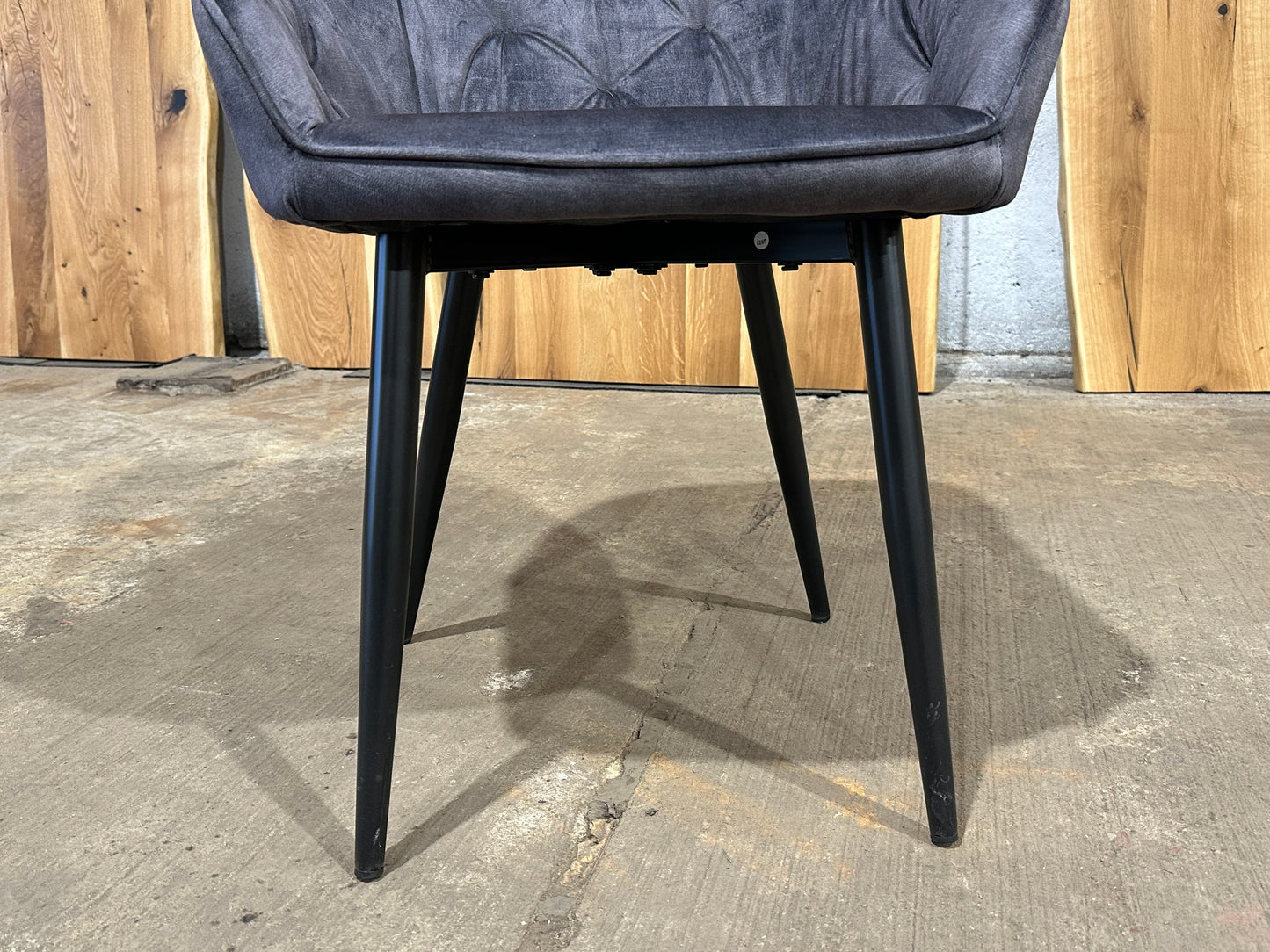 Armlehnstuhl  „Graz“ | Samtstof in dunkel Grau