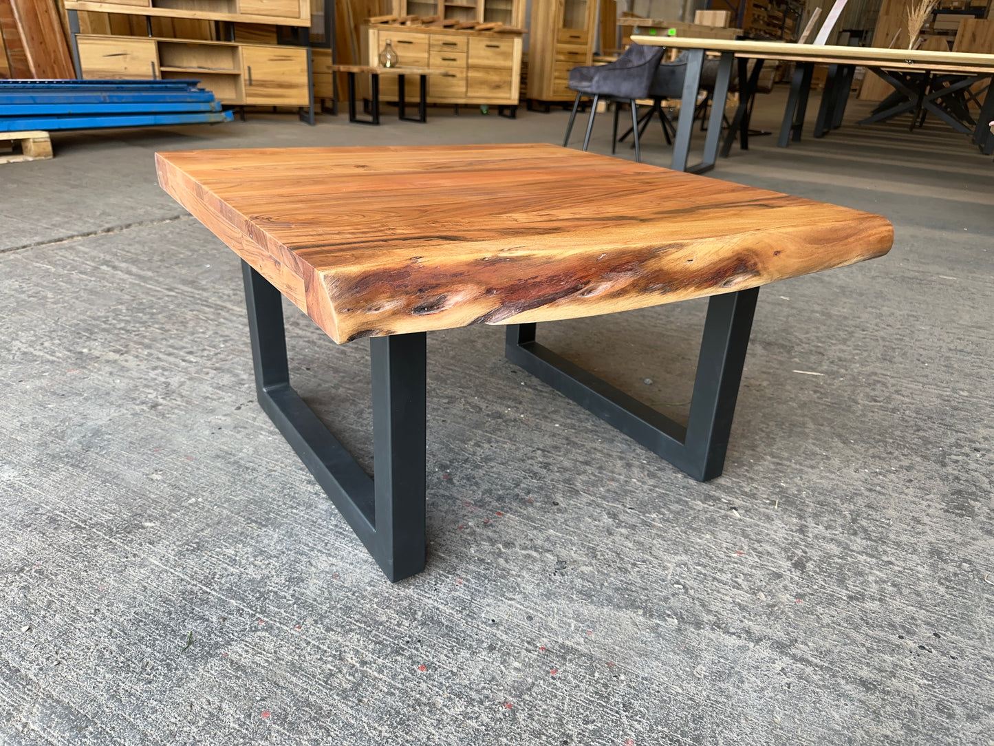 Couchtisch aus Akazienholz | Baumkante 6cm dick 80x80cm