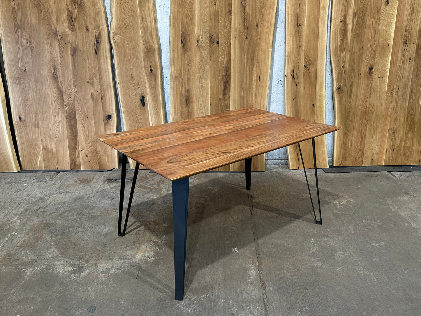 Moderner Schweizerkanten-Holztisch aus Akazienholz inkl. Beine