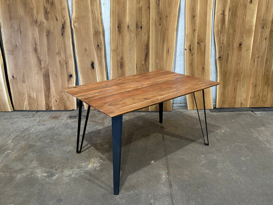 Moderner Schweizerkanten-Holztisch aus Akazienholz inkl. Beine