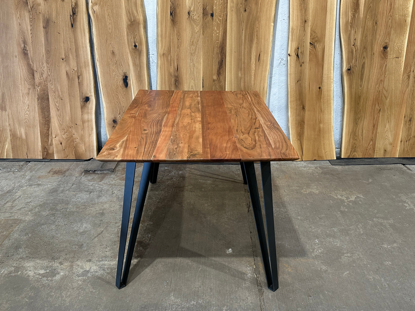 Moderner Schweizerkanten-Holztisch aus Akazienholz inkl. Beine