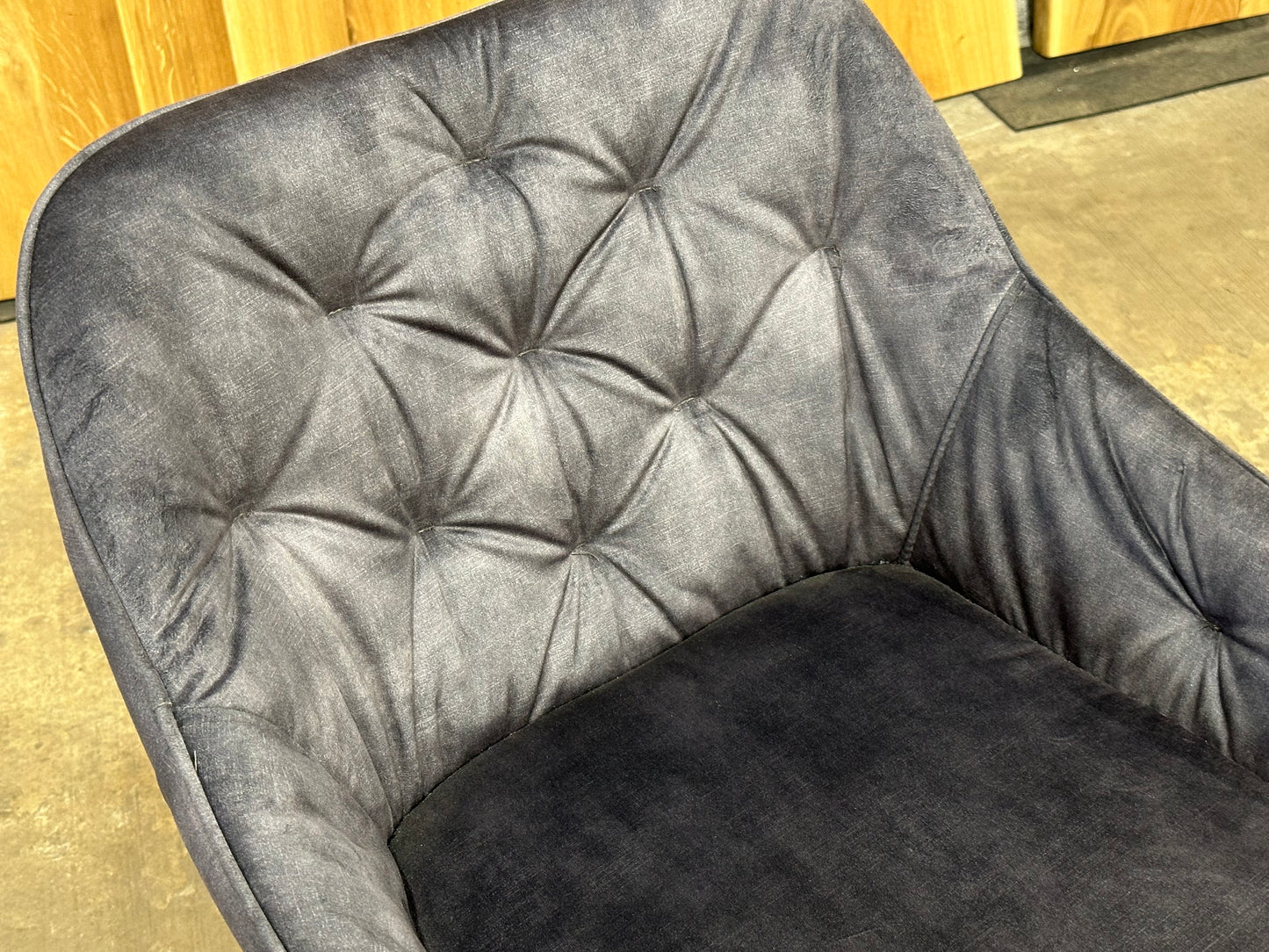 Armlehnstuhl  „Graz“ | Samtstof in dunkel Grau