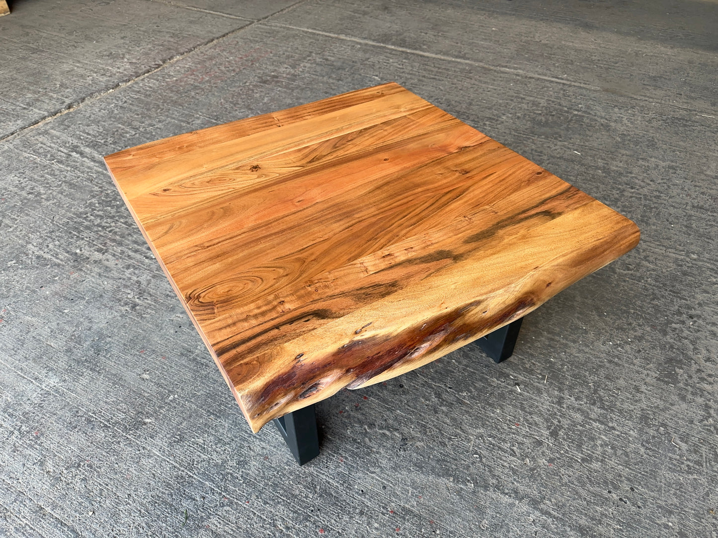 Couchtisch aus Akazienholz | Baumkante 6cm dick 80x80cm
