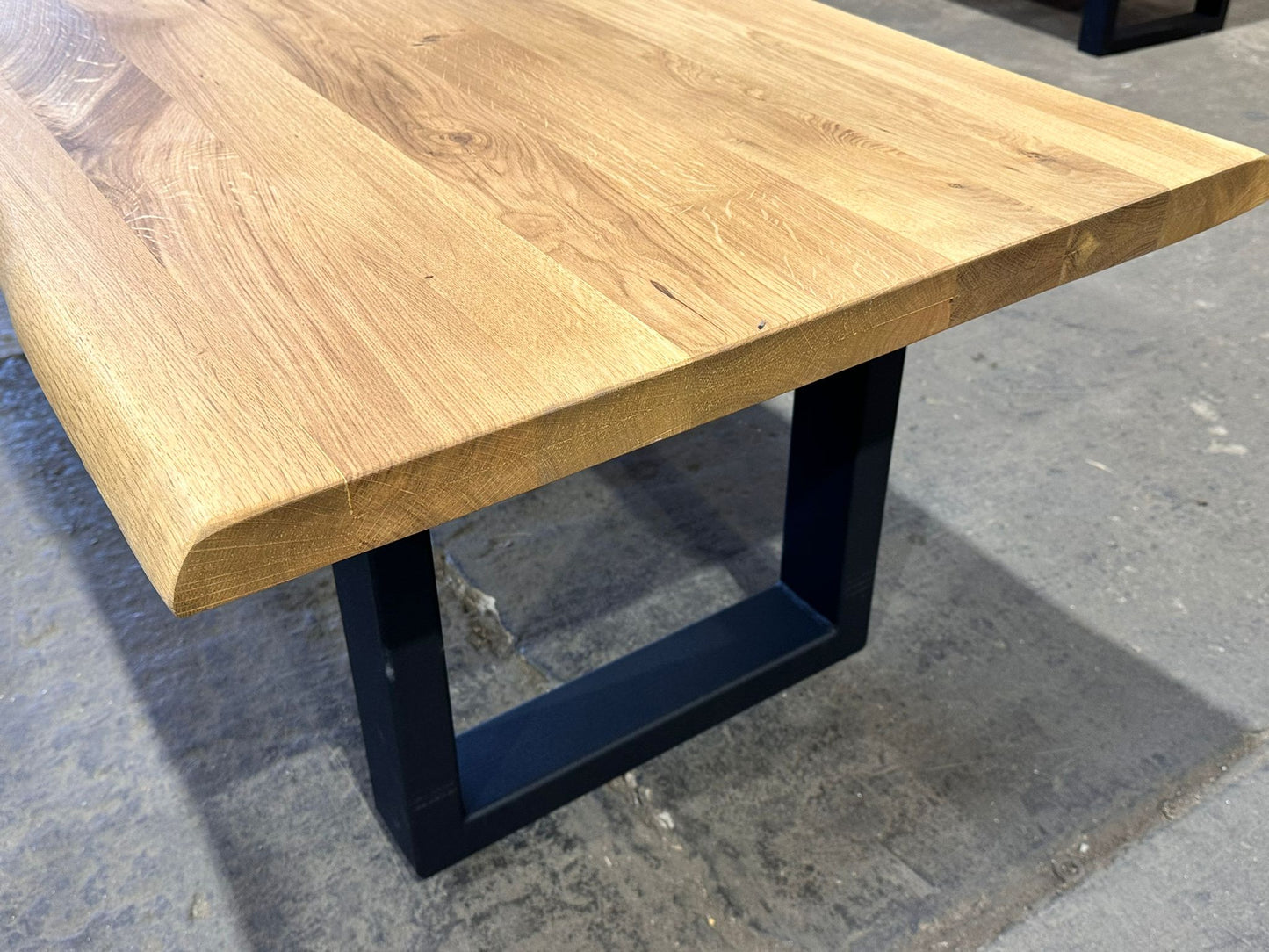Couchtisch aus Eichenholz | 115x65 mit Baumkanten