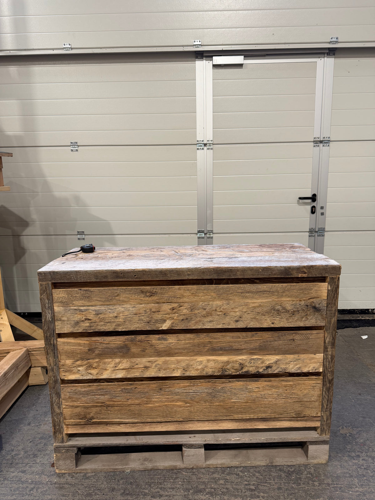 Kommode aus massiver Alteiche – 120 × 51 × 82 cm