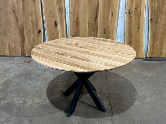 Eleganter Schweizerkanten-Rundtisch aus massiver Eiche