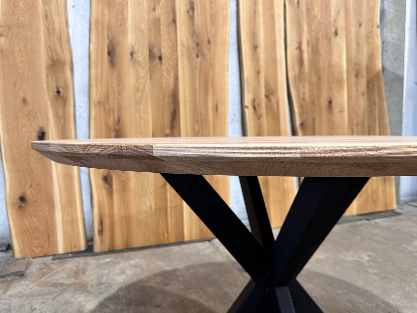 Eleganter Schweizerkanten-Rundtisch aus massiver Eiche