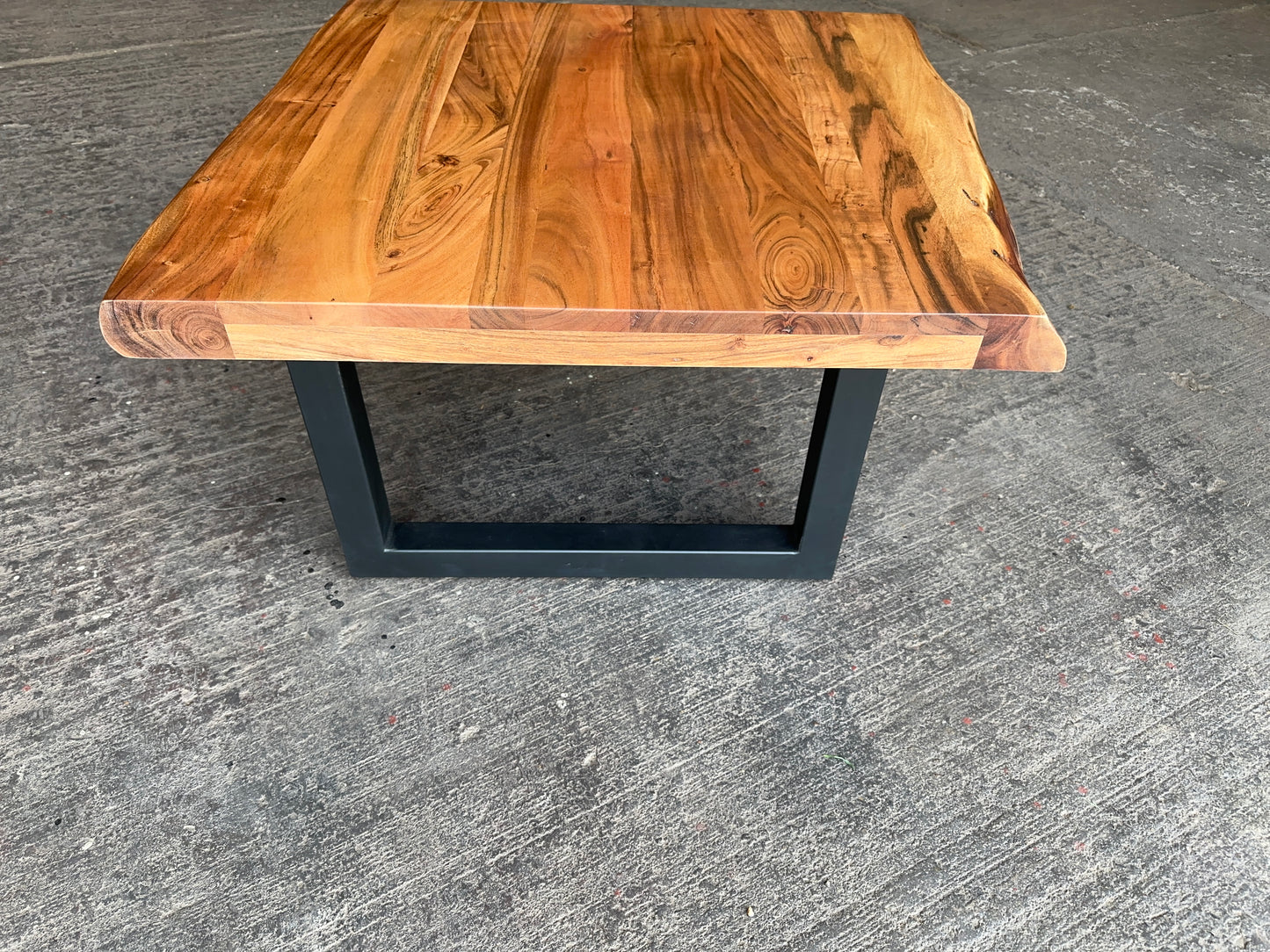Couchtisch aus Akazienholz | Baumkante 6cm dick 80x80cm