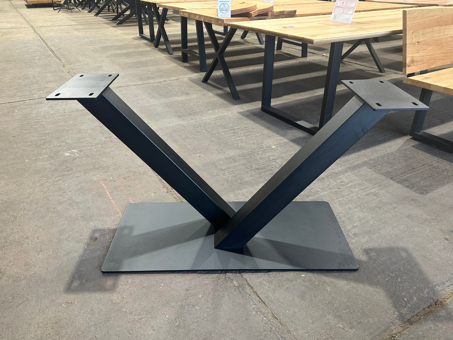 V-Form Tischgestell | Mittelfuß aus Metal Schwarz Pulverbeschichtung
