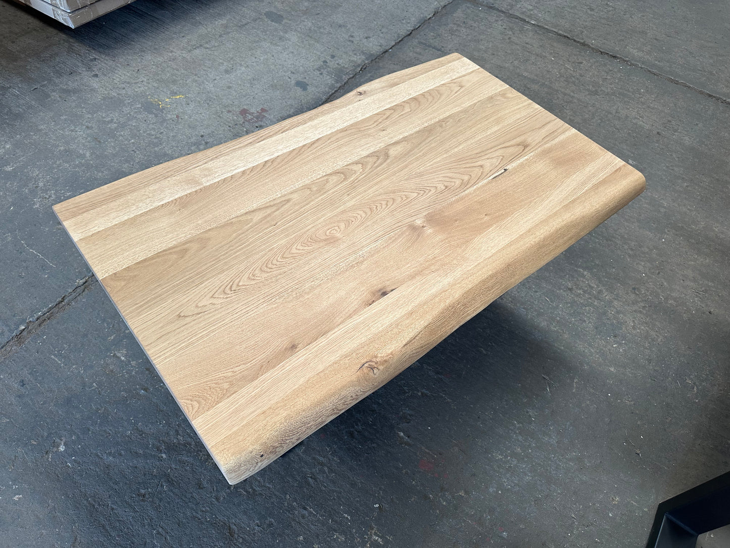 Couchtisch aus Eichenholz | 115x65 mit Baumkanten