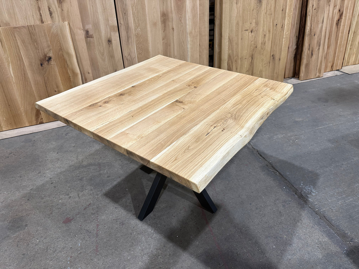 Tisch Eiche mit Spider Gestell | Tischplatte Echtes Vollholz 100x100cm | Schwarz Metall Fuß