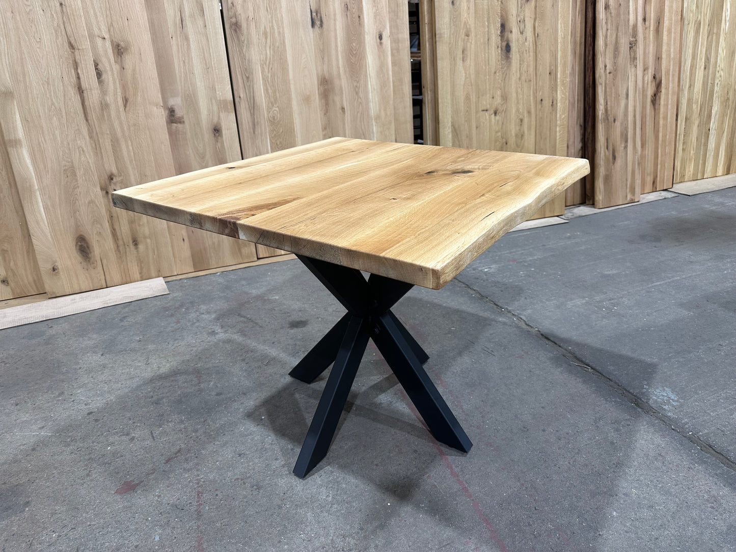 Tisch Eiche mit Spider Gestell | Tischplatte Echtes Vollholz 90x90cm | Schwarz Metall Fuß