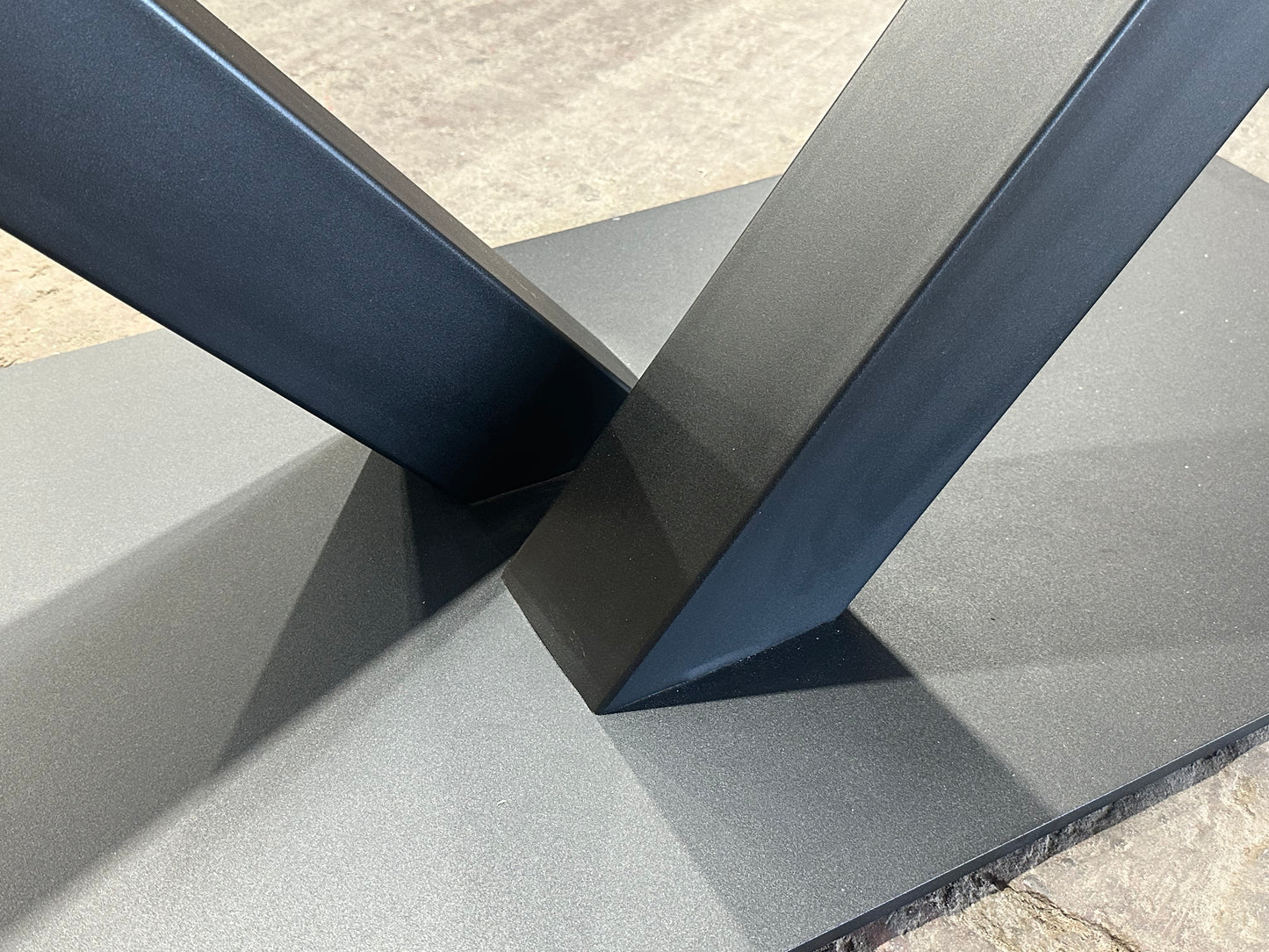 V-Form Tischgestell | Mittelfuß aus Metal Schwarz Pulverbeschichtung