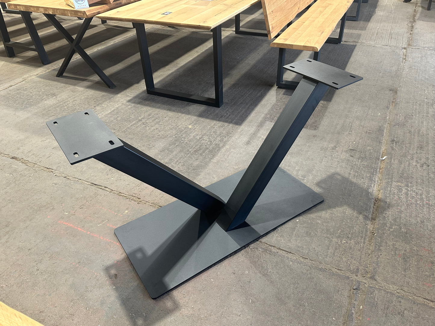 V-Form Tischgestell | Mittelfuß aus Metal Schwarz Pulverbeschichtung