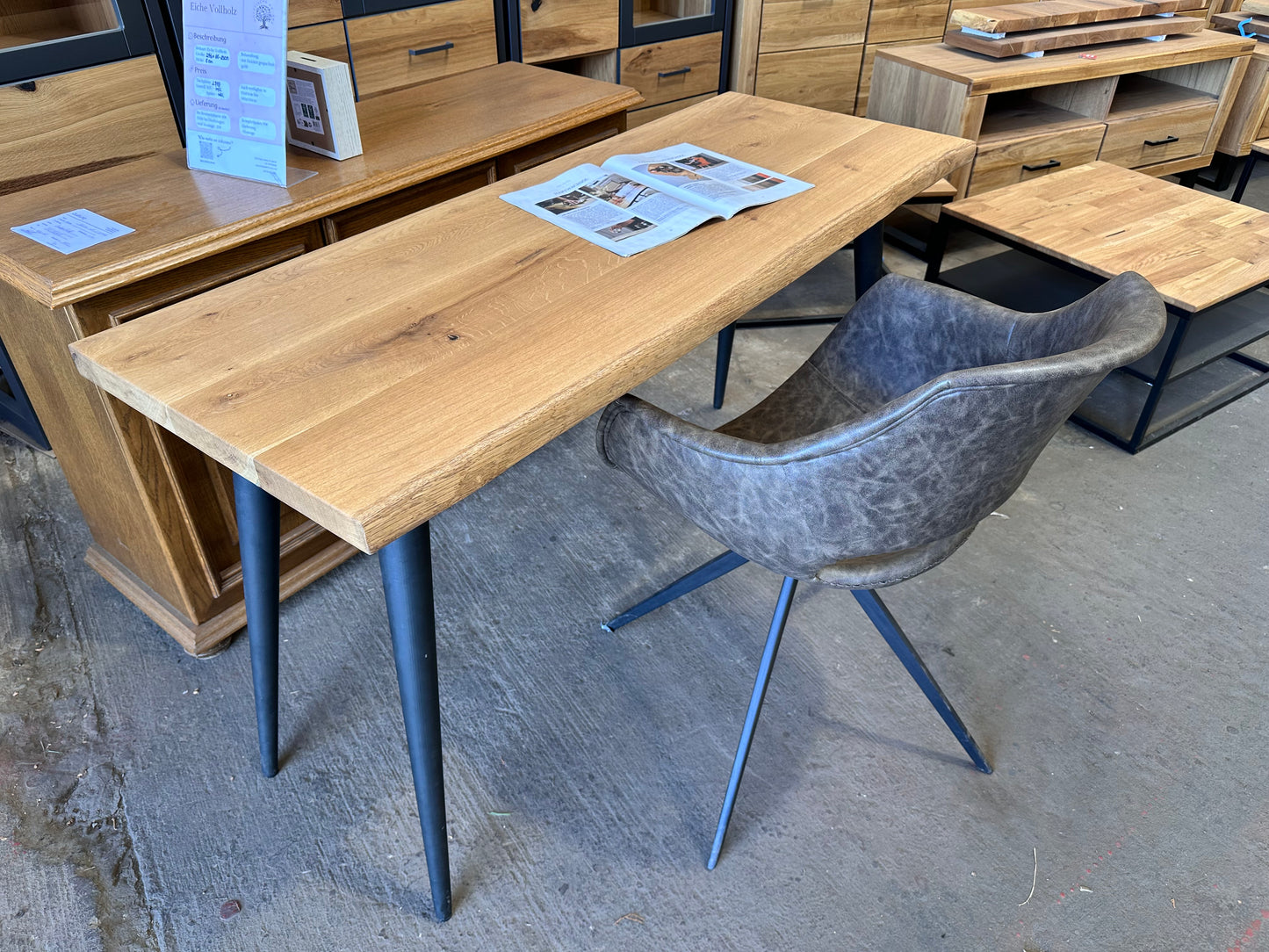 Neuer Schreibtisch aus Natureiche ist ideal für Ihr Büro