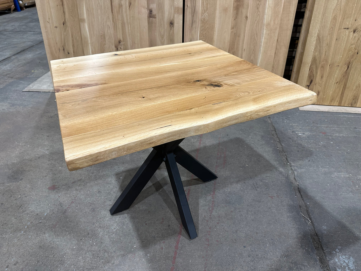 Tisch Eiche mit Spider Gestell | Tischplatte Echtes Vollholz 90x90cm | Schwarz Metall Fuß