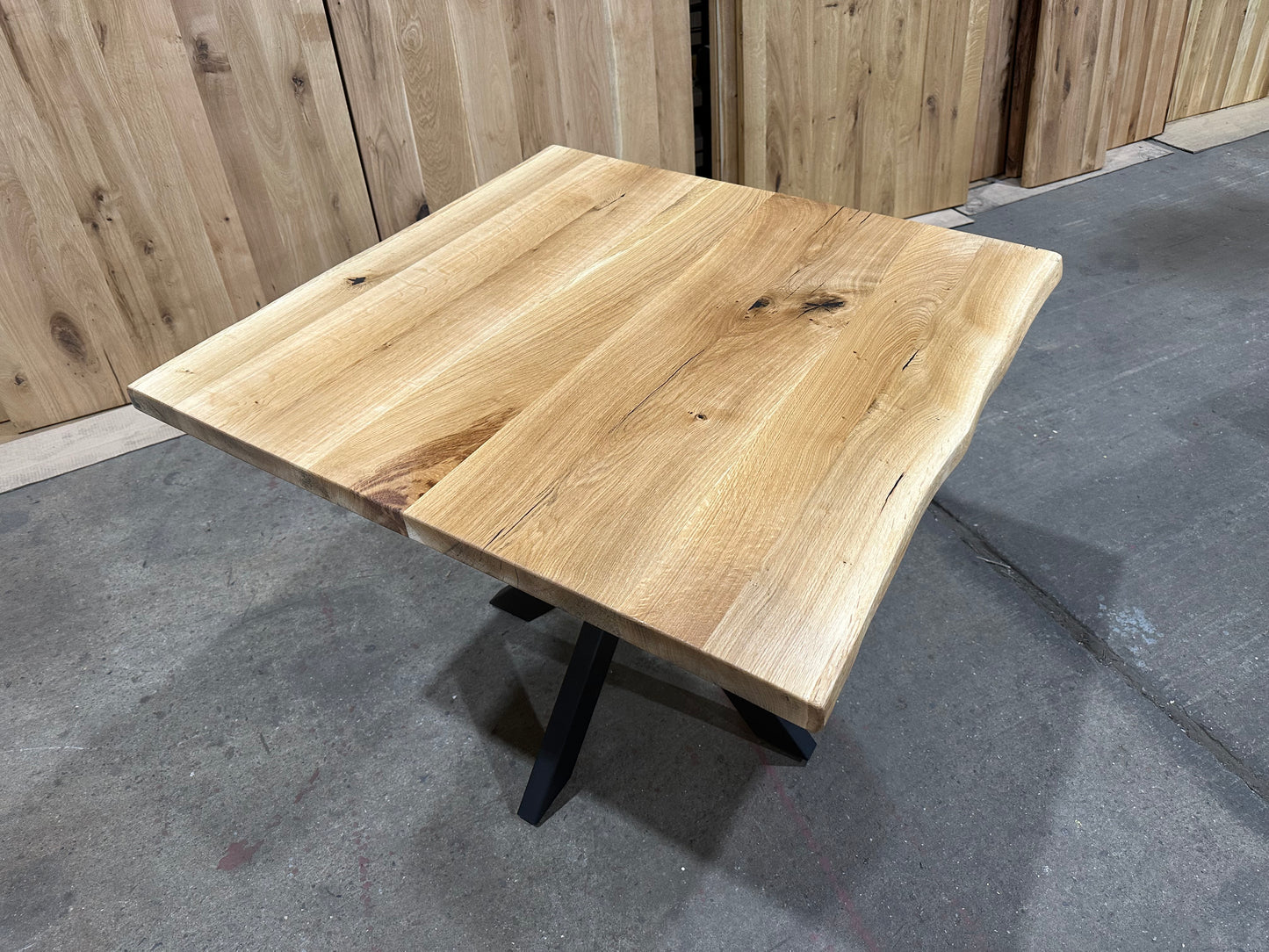 Tisch Eiche mit Spider Gestell | Tischplatte Echtes Vollholz 90x90cm | Schwarz Metall Fuß