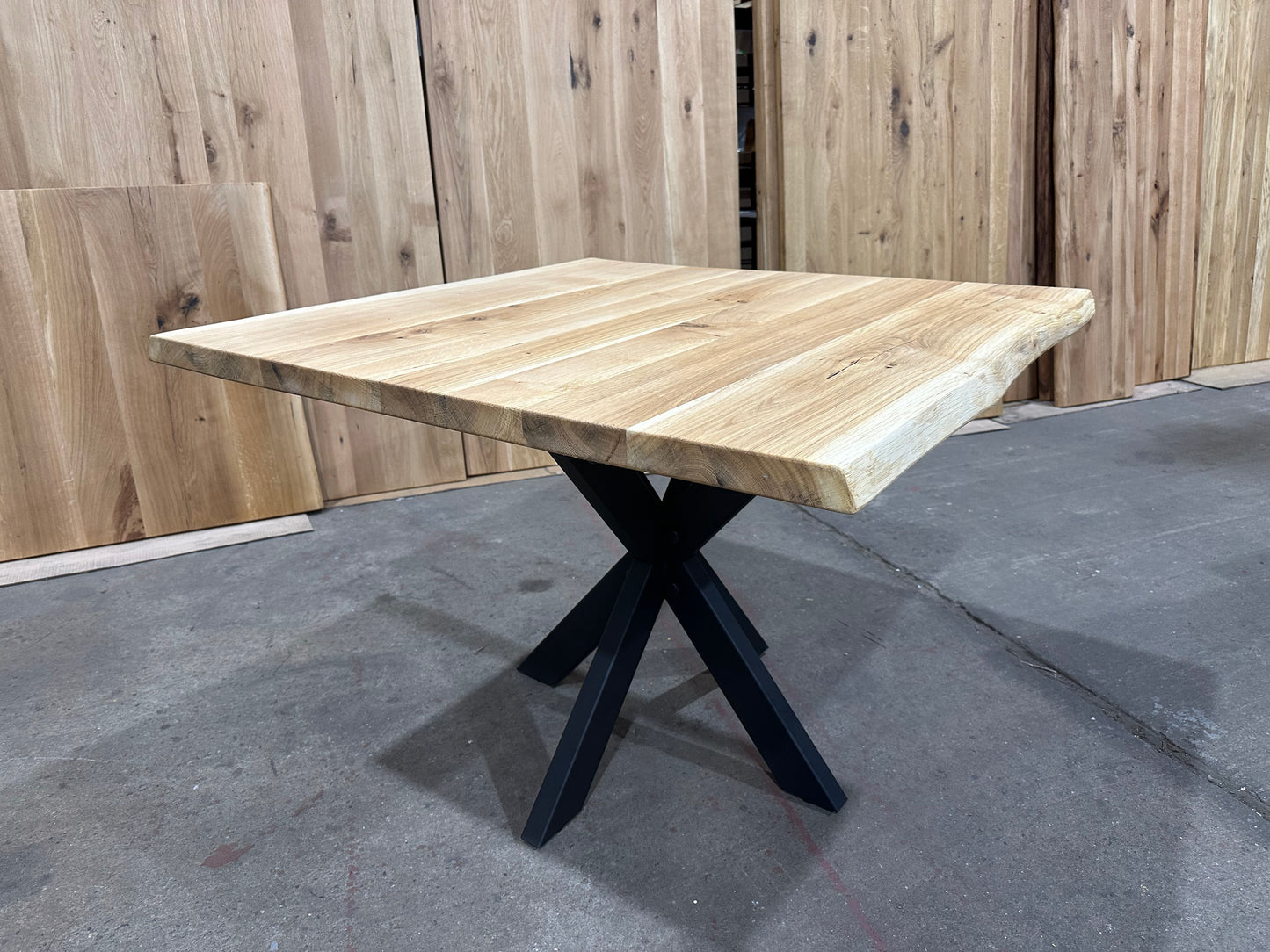 Tisch Eiche mit Spider Gestell | Tischplatte Echtes Vollholz 100x100cm | Schwarz Metall Fuß