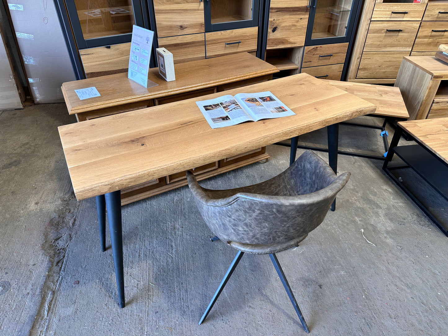 Neuer Schreibtisch aus Natureiche ist ideal für Ihr Büro