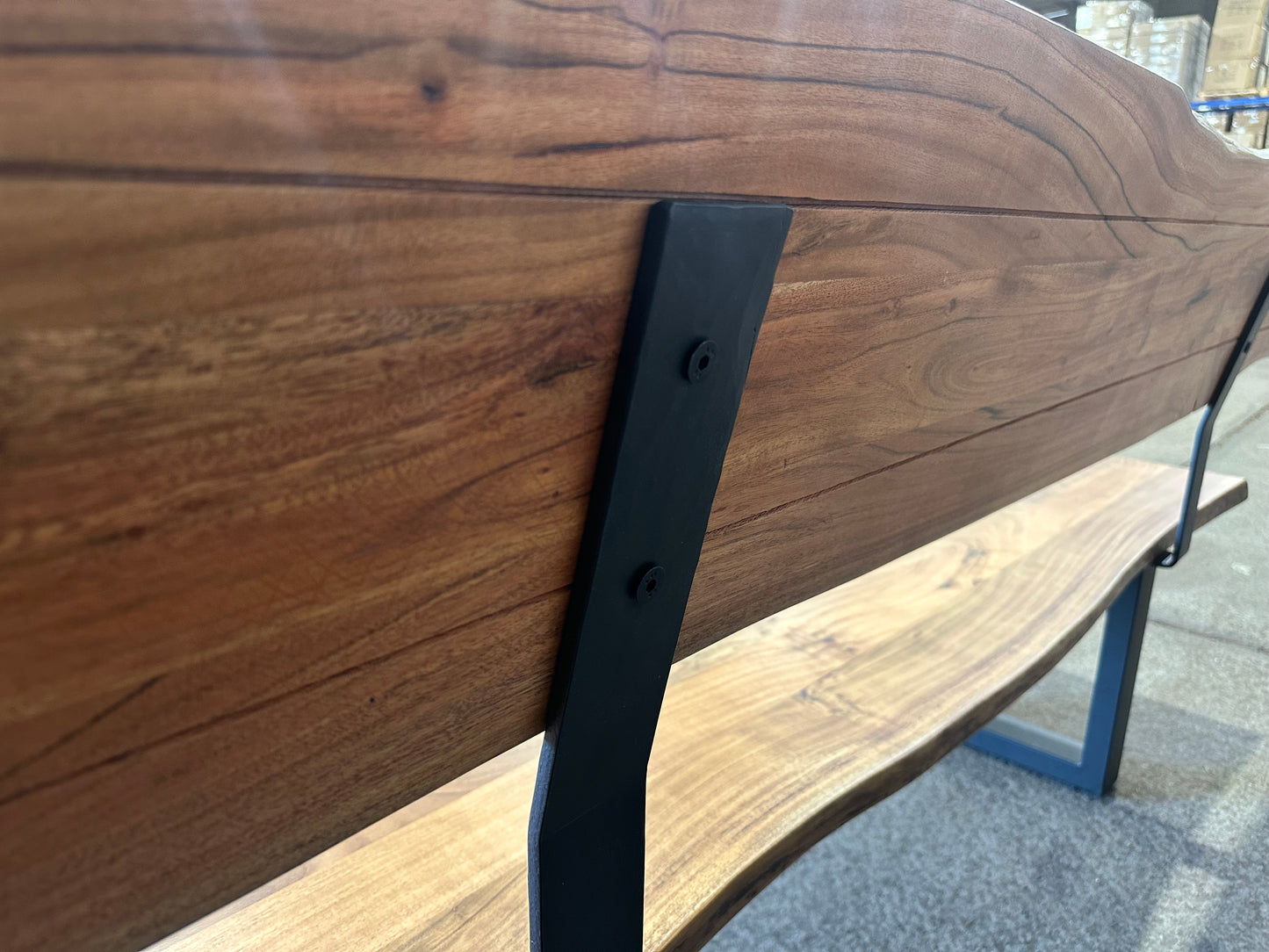 Sitzbank aus Akazienholz mit Rücklehne | Baumkanten mit U Gestell