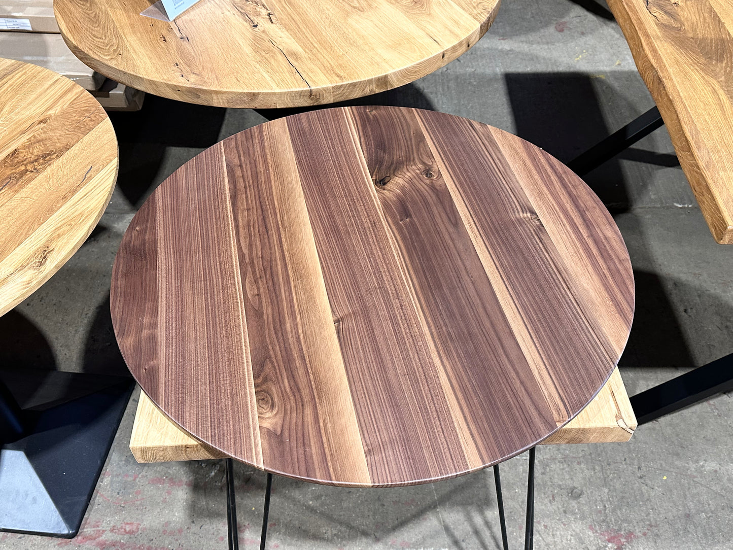 Runder Nussbaum - Tischplatte mit Schweizer Kante 70 cm und 3 cm Dicke