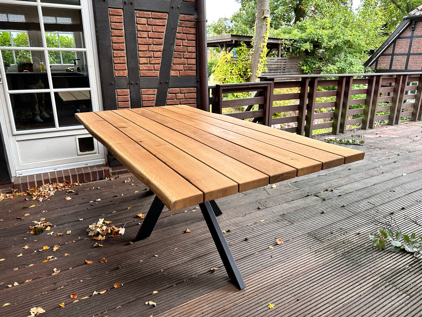 Gartentisch aus Eiche mit Baumkante