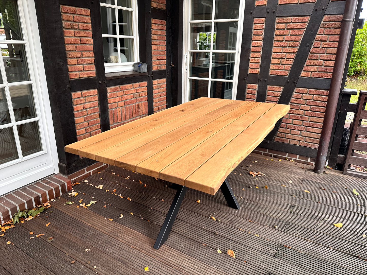 Gartentisch aus Eiche mit Baumkante