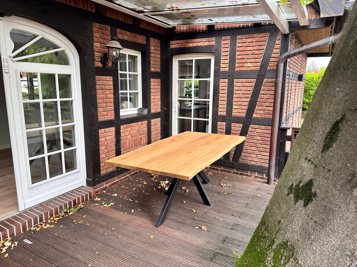 Gartentisch aus Eiche mit Baumkante