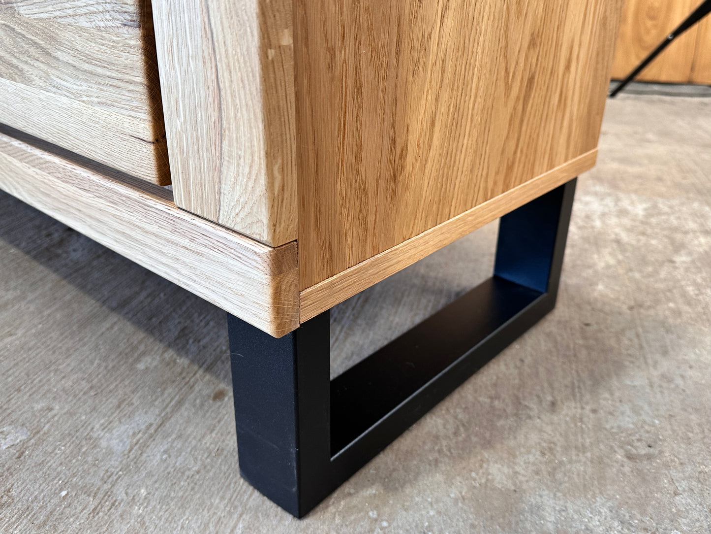 Sideboard “Tina” Wildeiche teilmassiv mit schwarzen Metallakzenten