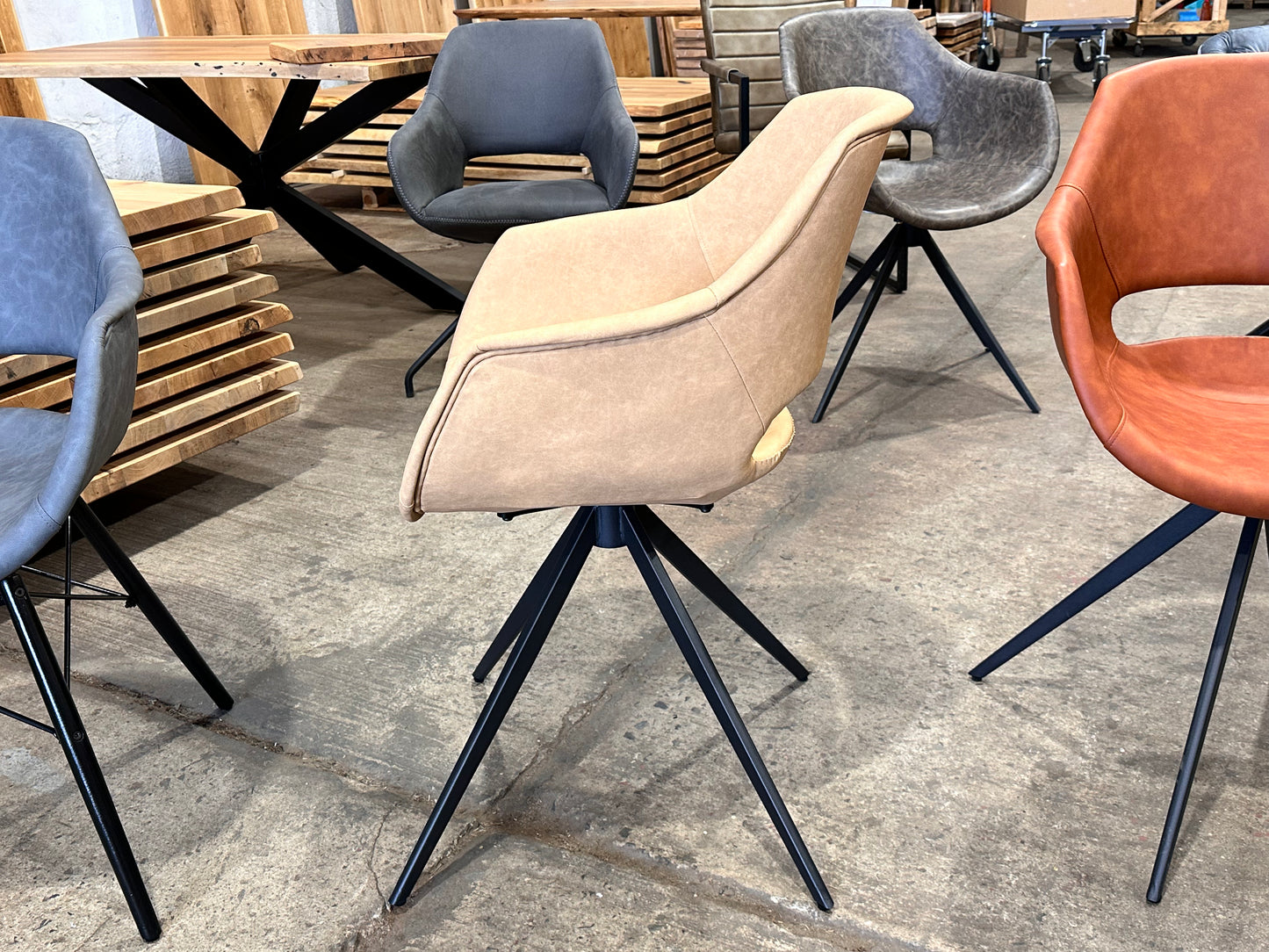 Drehstuhl mit Armlehne - Moderner Esszimmerstuhl aus Kunstleder - Komfortabel & Pflegeleicht - 360 Grad Drehbar, Cognac, Kunstleder