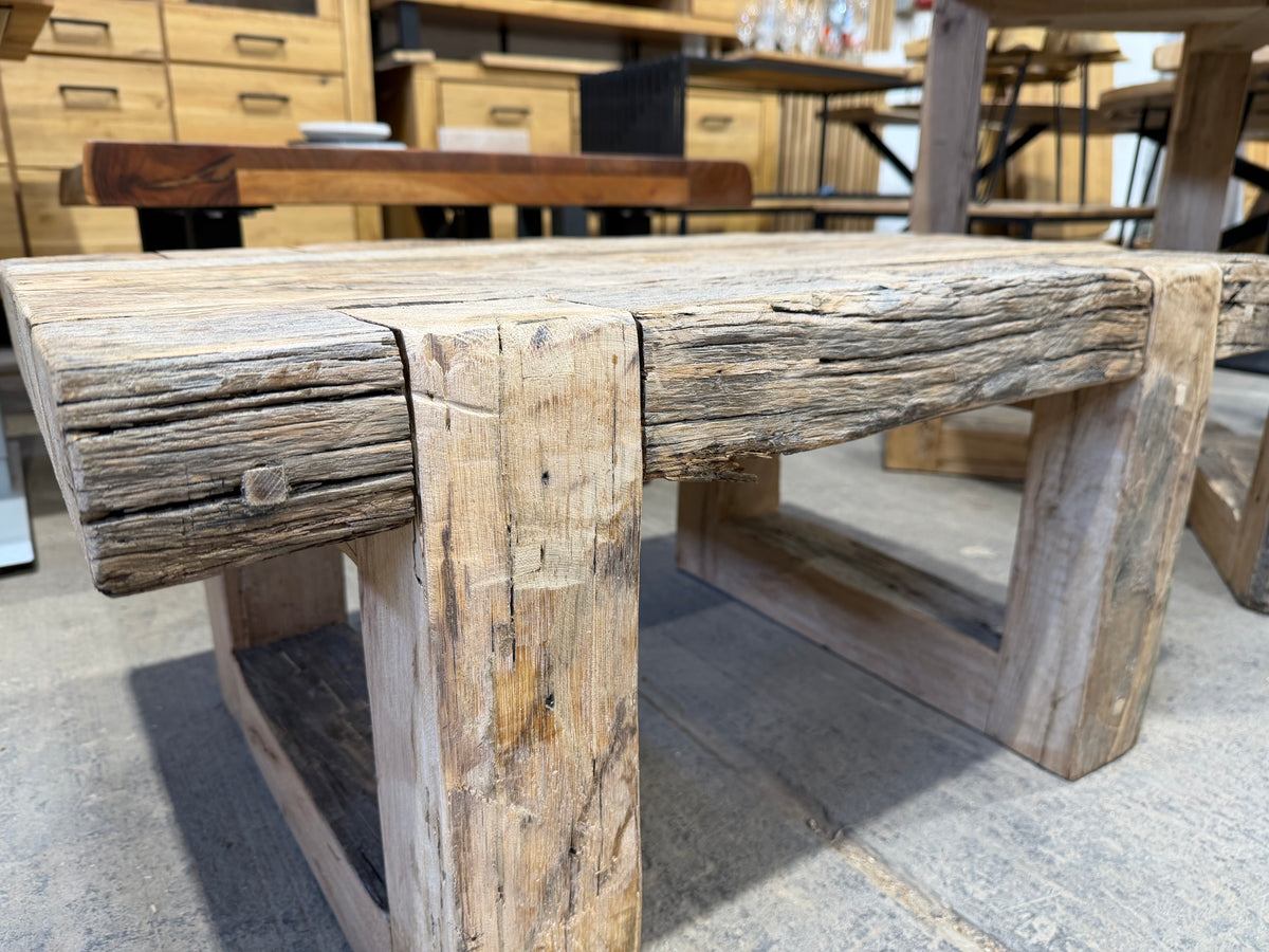 Couchtisch aus massiver Alteiche – 80 × 50 cm