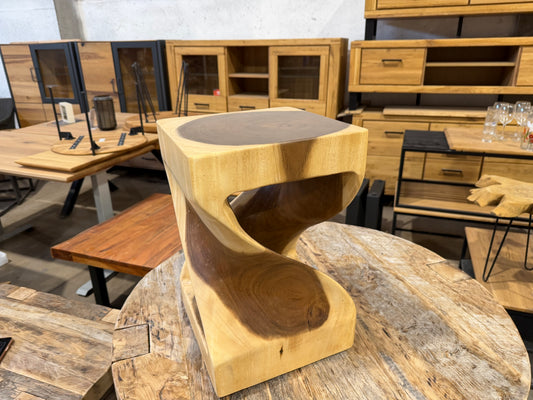 Massiver Hocker aus Suar-Holz – Einzigartiges Naturholz | 30 × 30 × 45 cm