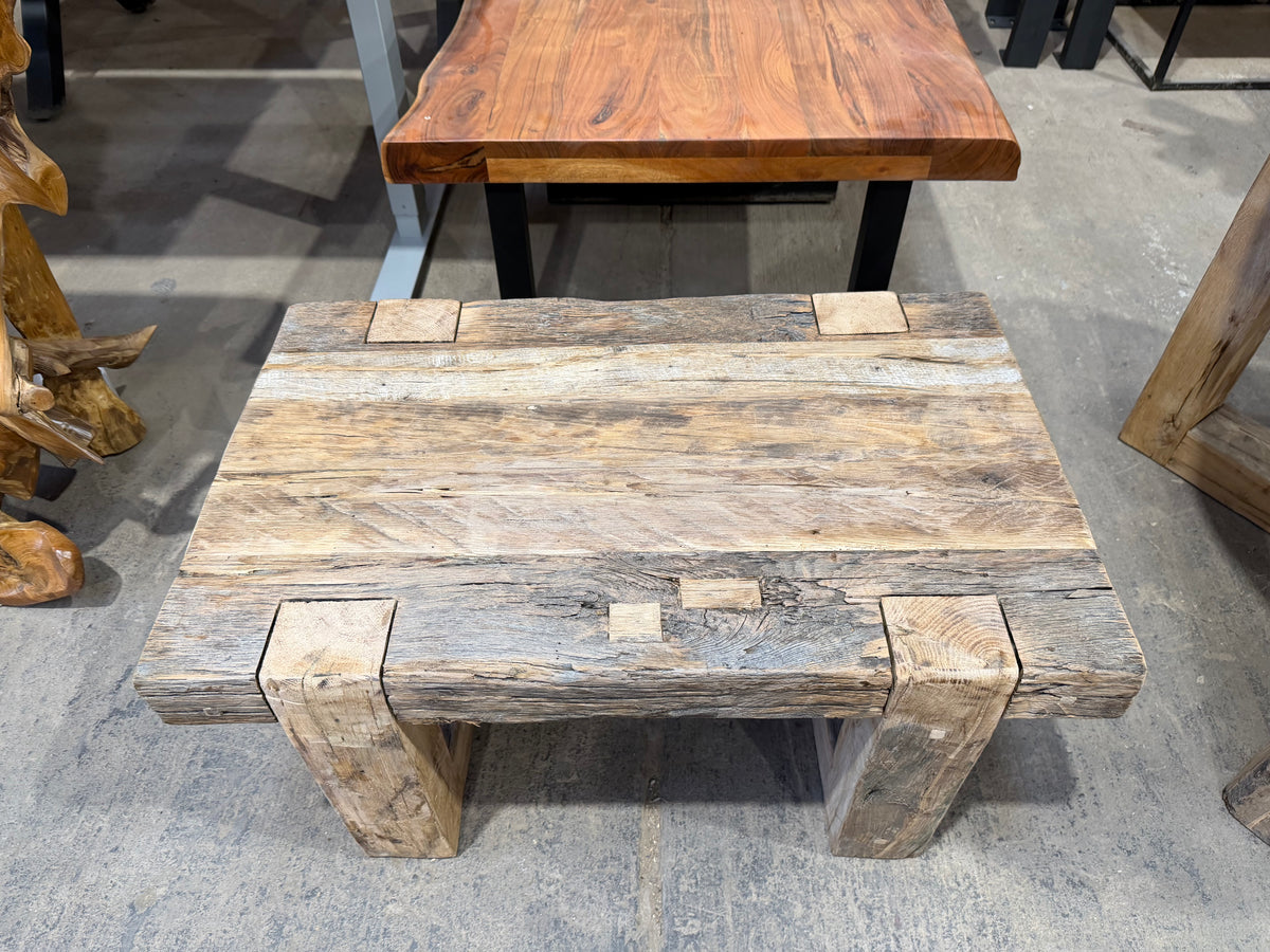 Couchtisch aus massiver Alteiche – 80 × 50 cm