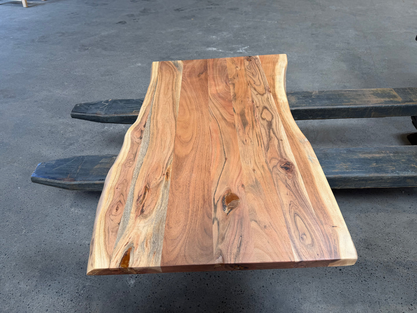 Tischplatte aus massivem Wildakazienholz – 120 × ca. 70 × 4 cm