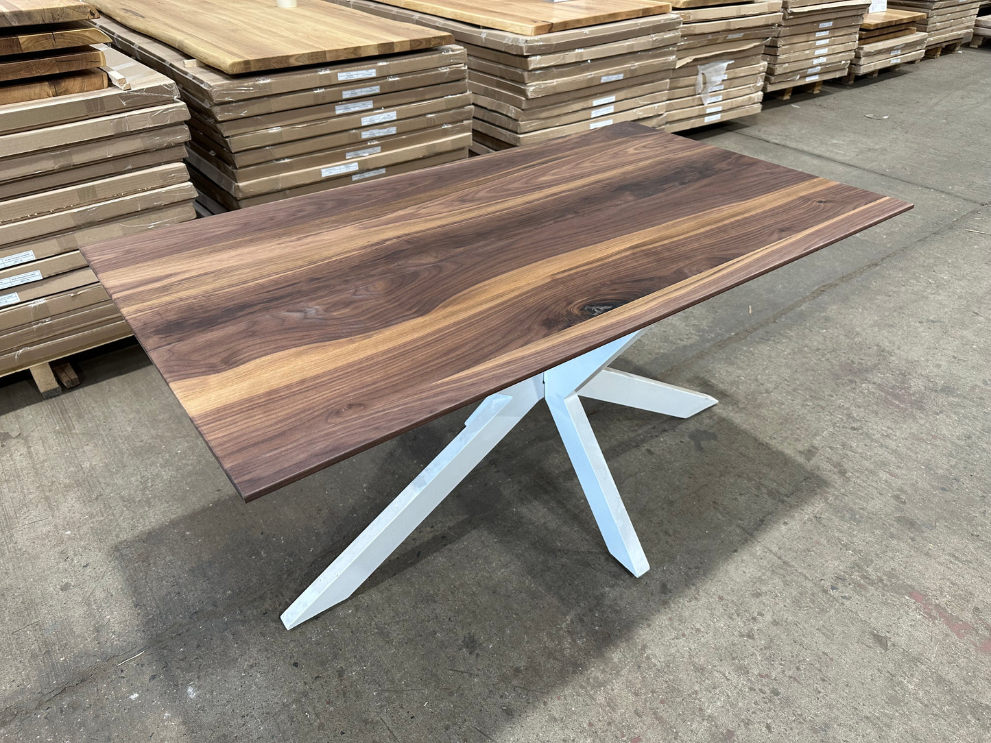 Esstisch aus Nussbaumholz 140x90 Schweizerkante | Mit Spider Gestell Metall