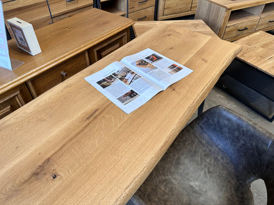 Neuer Schreibtisch aus Natureiche ist ideal für Ihr Büro
