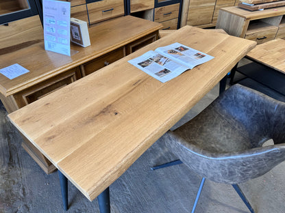Neuer Schreibtisch aus Natureiche ist ideal für Ihr Büro