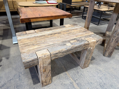 Couchtisch aus massiver Alteiche – 80 × 50 cm