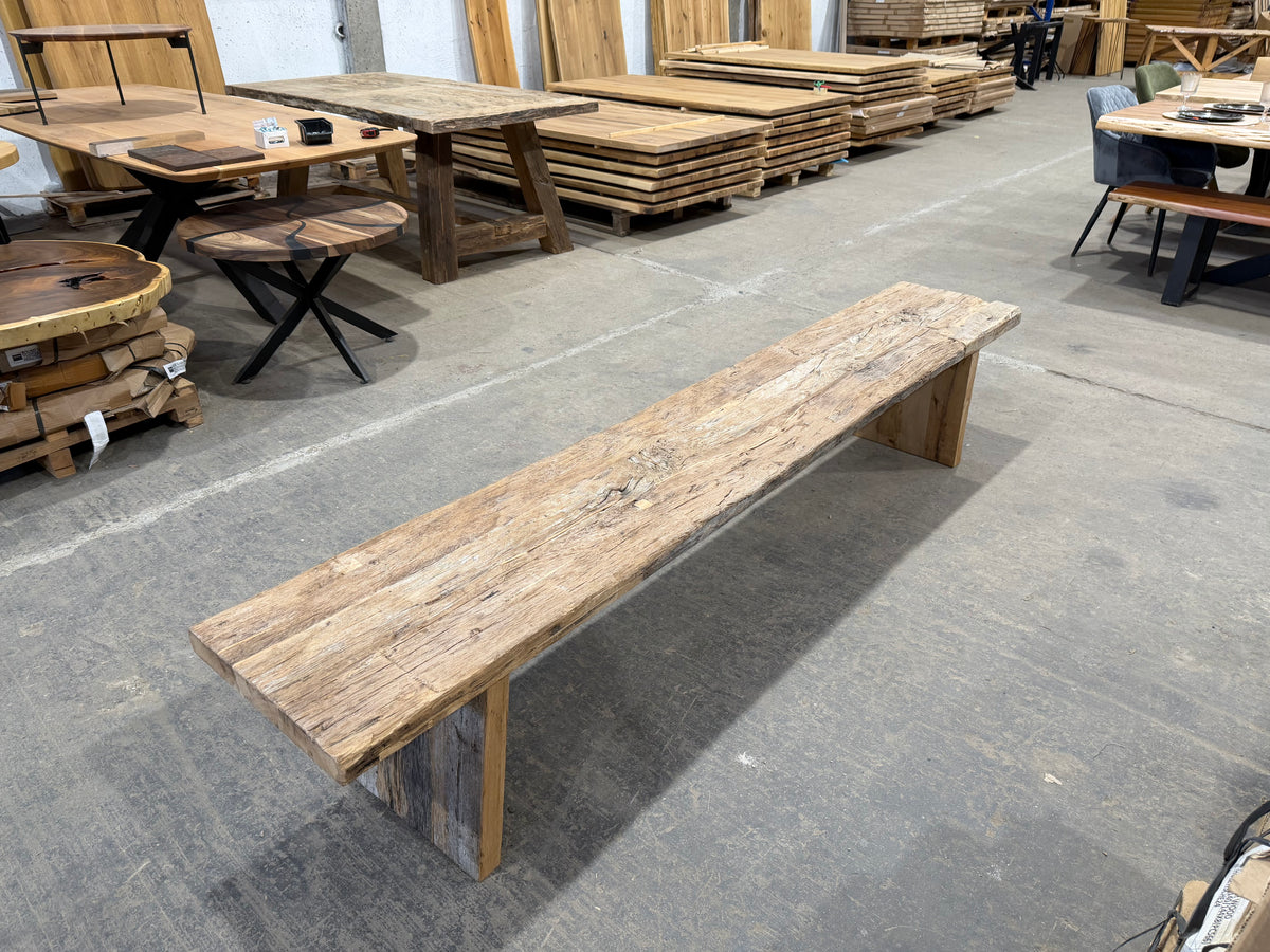Massive Holzbank aus Alteiche – Zeitlos & Langlebig