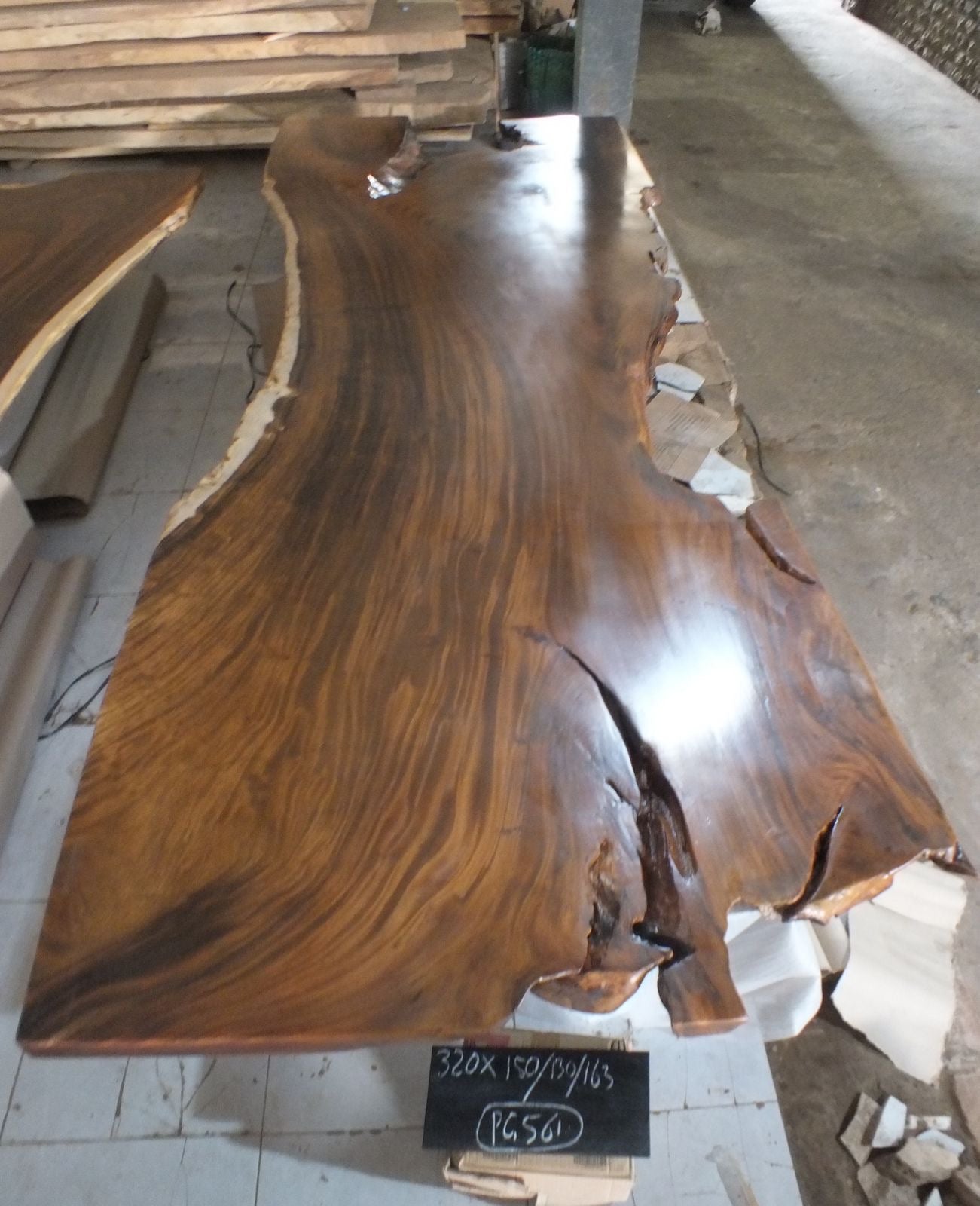 Suar Tischplatte 320 × 150 × 130 × 163 × 8 cm – Massivholz Baumkante aus einem Stück