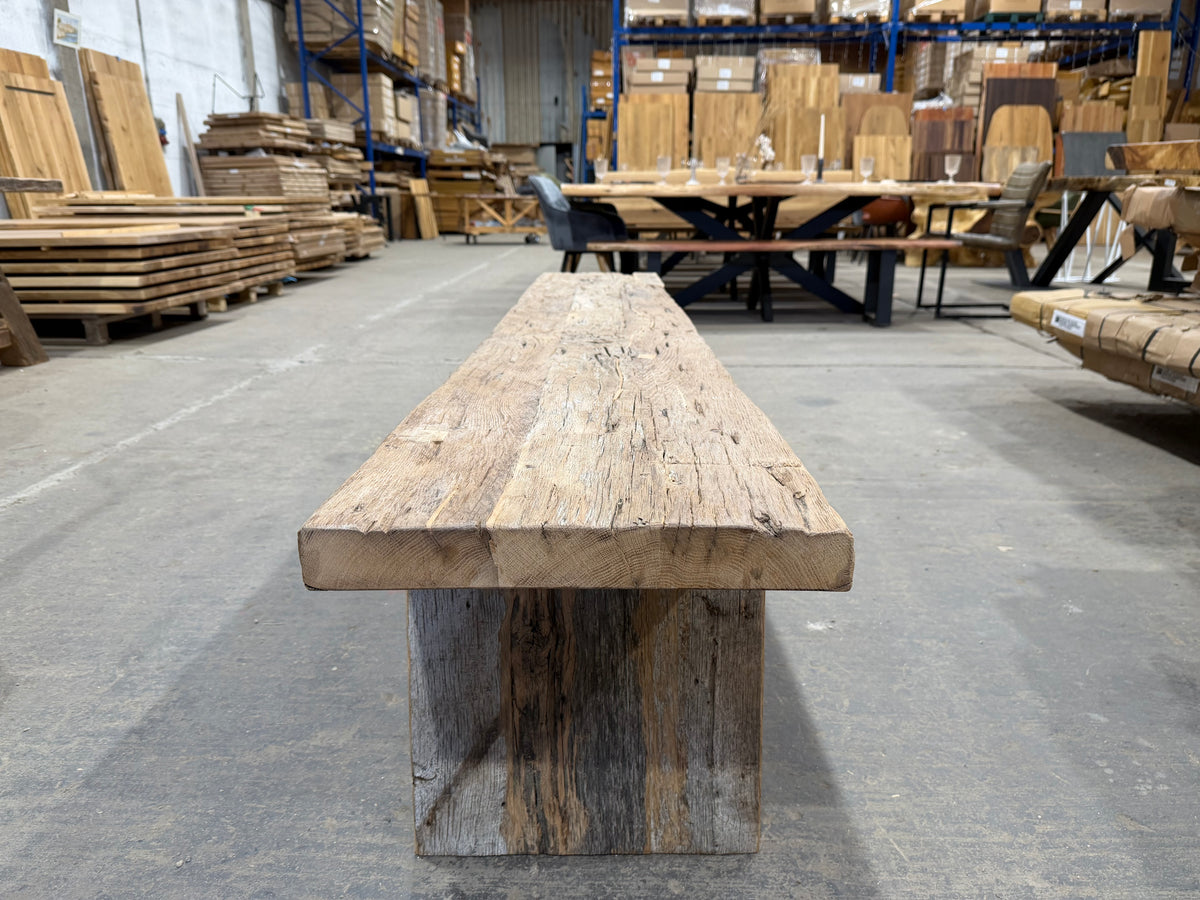 Massive Holzbank aus Alteiche – Zeitlos & Langlebig