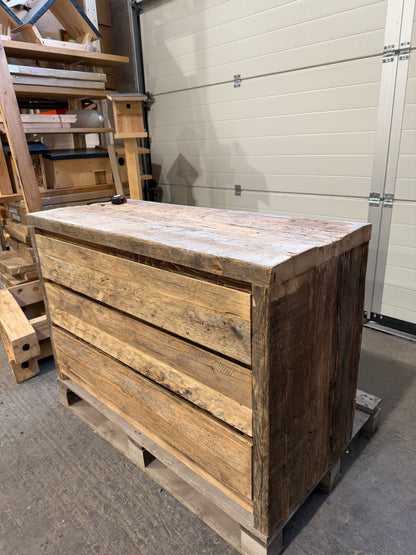 Kommode aus massiver Alteiche – 120 × 51 × 82 cm