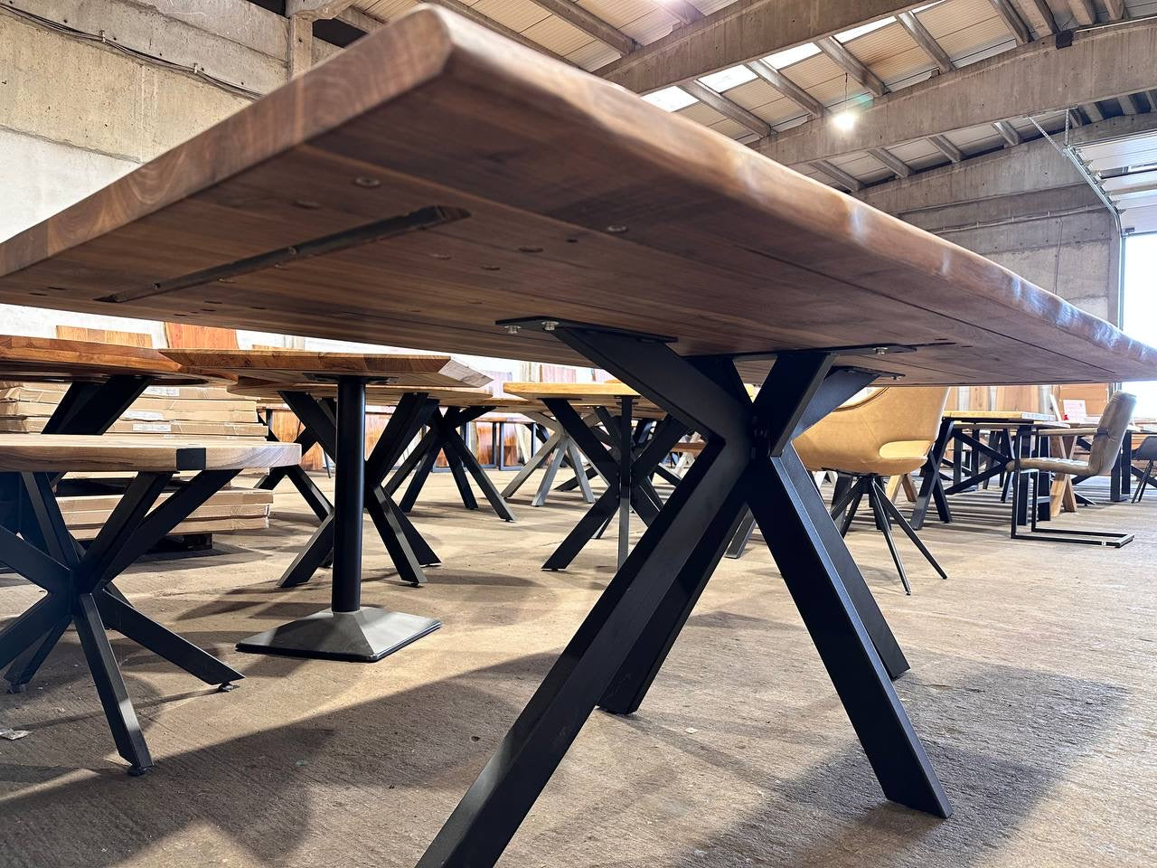 Holztisch aus Nussbaum 240x100cm mit Spider / U / X Gestell