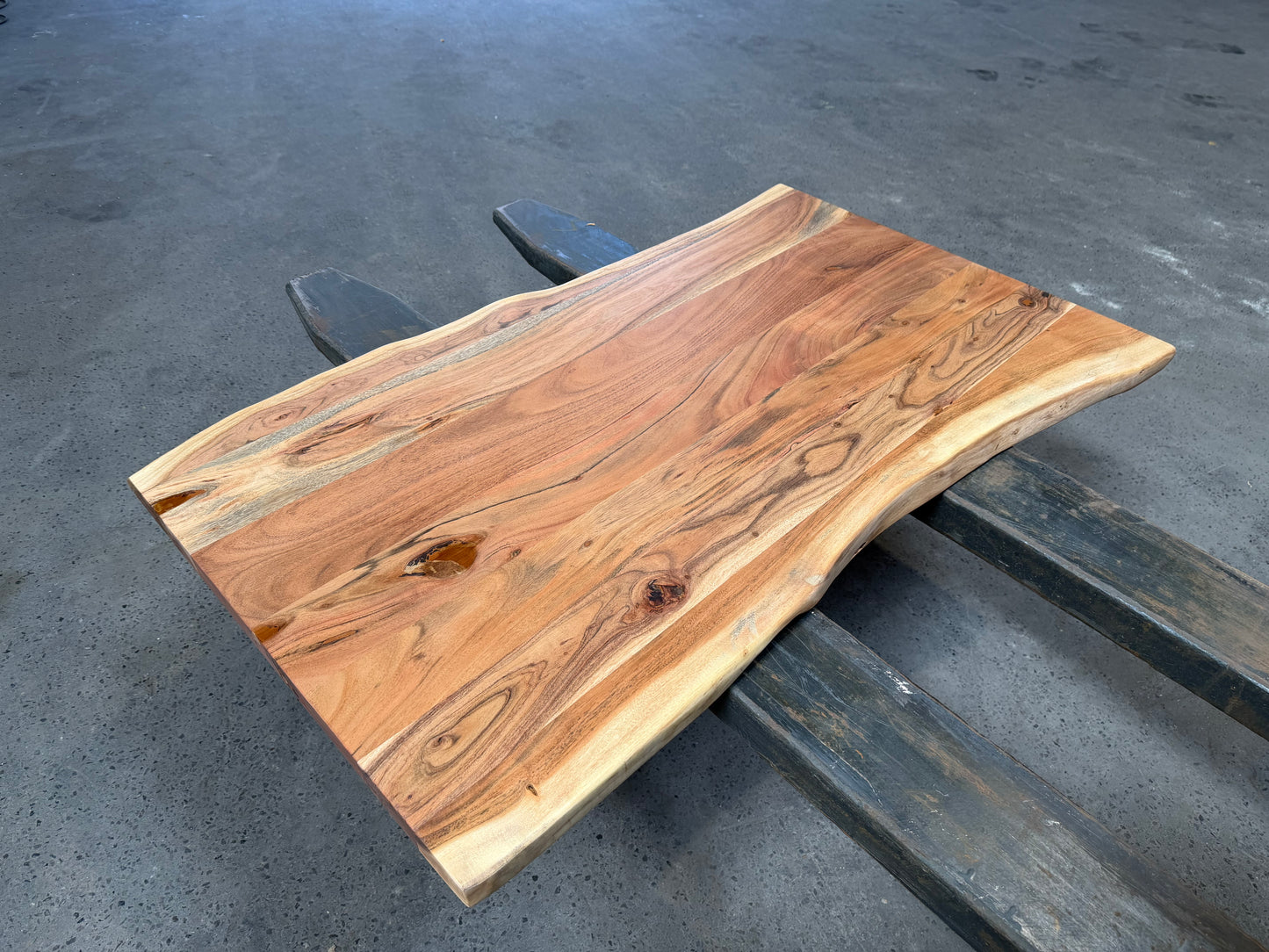 Tischplatte aus massivem Wildakazienholz – 120 × ca. 70 × 4 cm