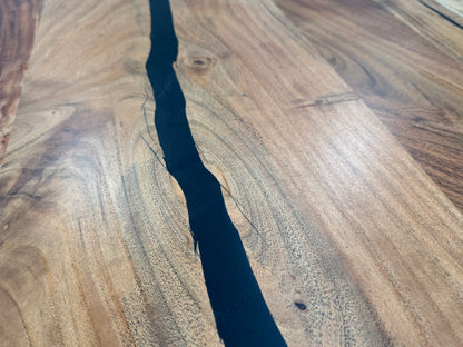 Massiver Akazientisch „River Black“ – 4 cm – Baumkante – Schwarzharz