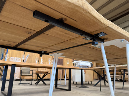 Ausziehbarer Eichentisch mit Baumkante – 190–240 × 90 cm – 4 cm – geölt