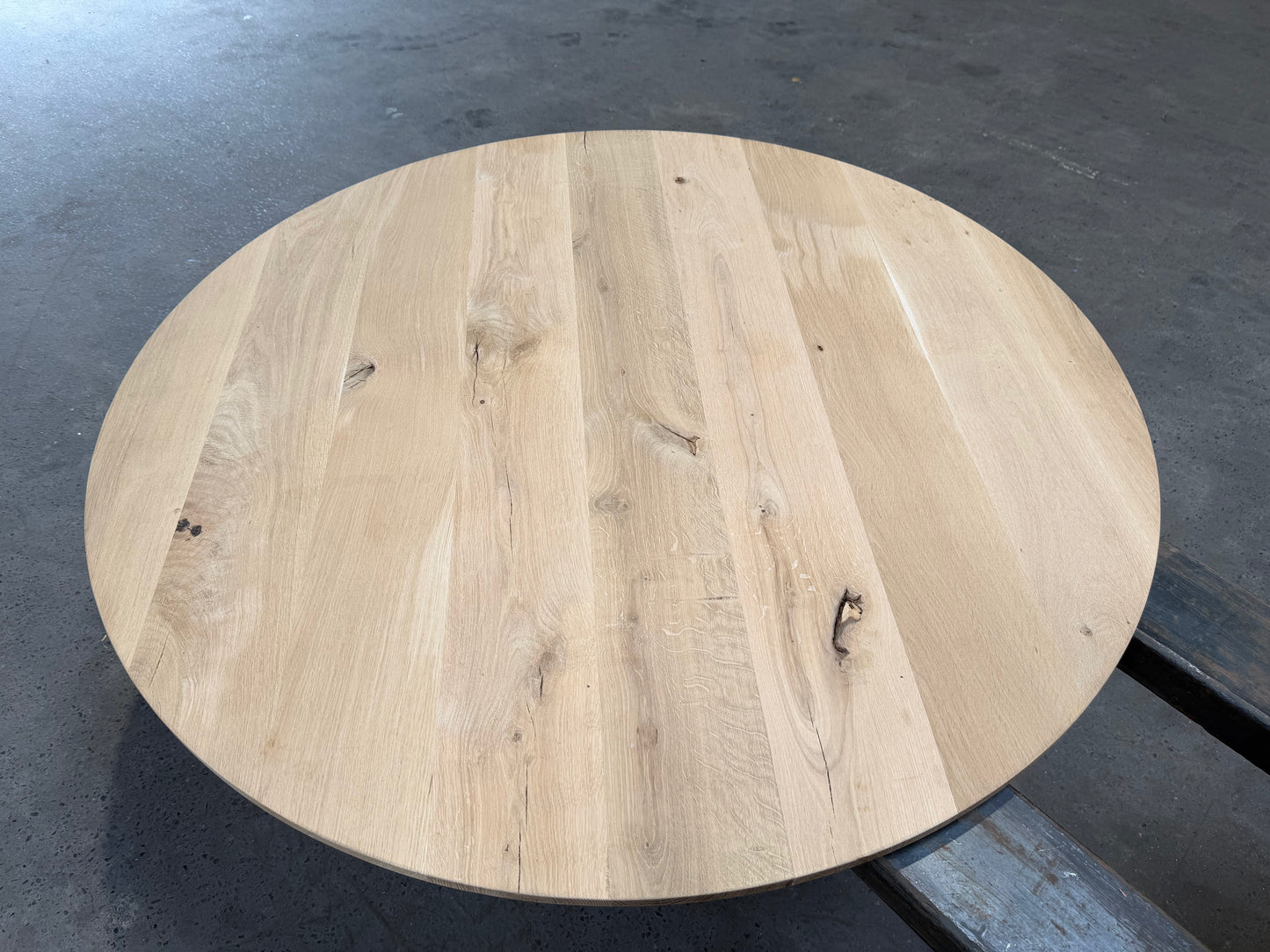 Runde Eiche Tischplatte mit Schweizer Kante – Ø 130 cm