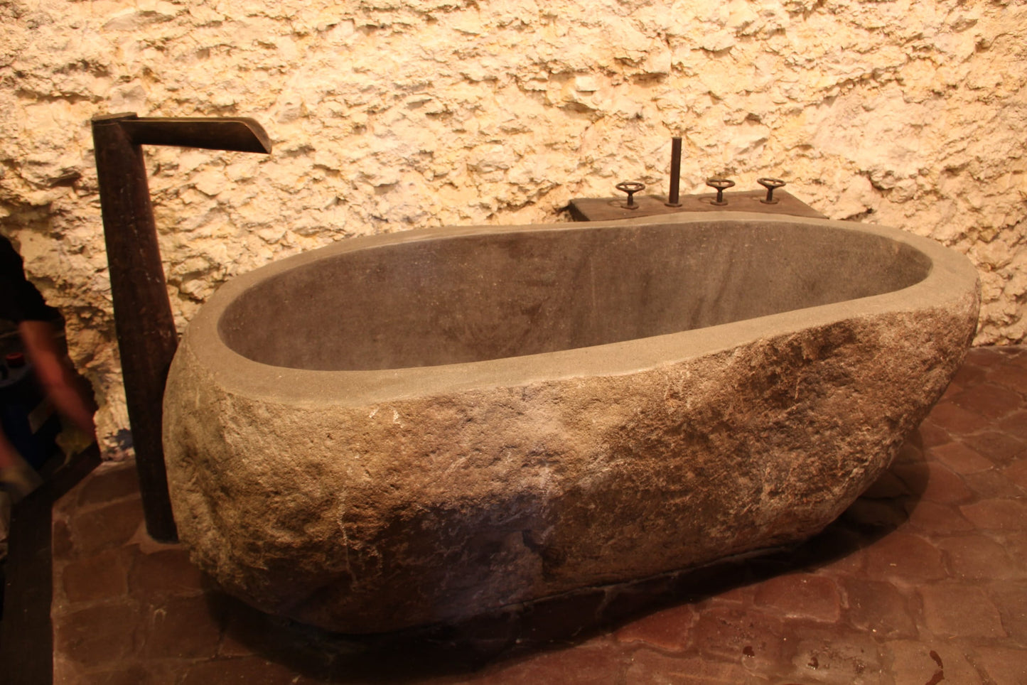 RiverStone Luxury – Exklusive Badewanne aus massivem Naturstein