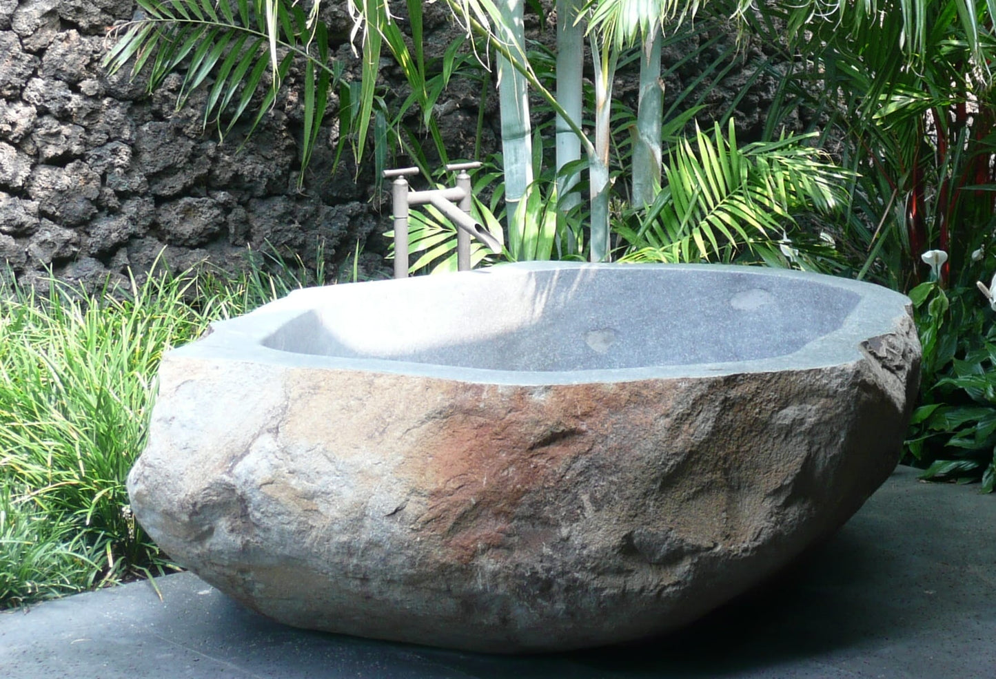 RiverStone Luxury – Exklusive Badewanne aus massivem Naturstein